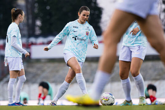 Tuva Hansen of Norway warms up