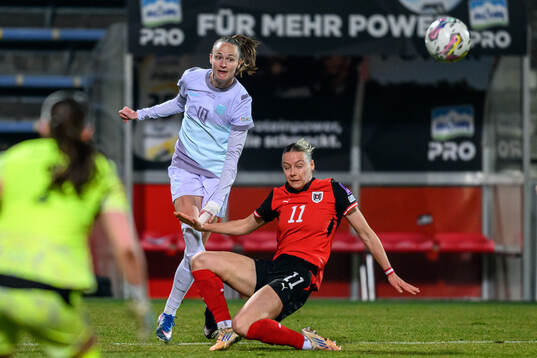 Caroline Graham Hansen of Norway and Sophie Hillebrand of