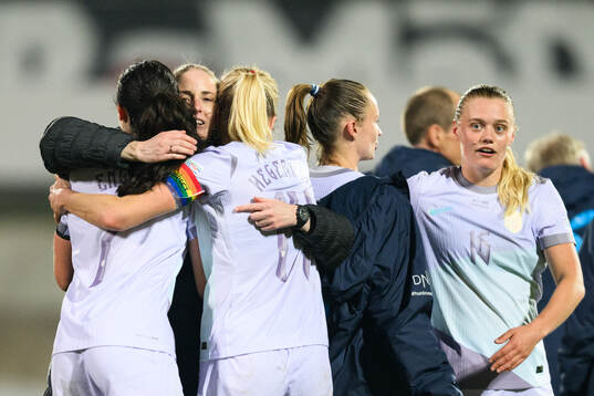 Head coach Gemma Grainger celebrates with Ingrid Syrstad