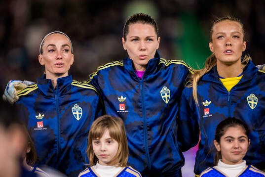 Kosovare Asllani, goalkeeper Jennifer Falk and Smilla