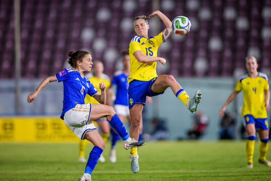Manuela Giugliano of Italy and Julia Zigiotti Olme of Sweden