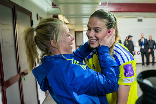 Assistant coach Johanna Almgren and Bella Andersson of
