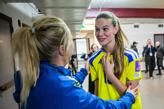 Assistant coach Johanna Almgren and Bella Andersson of