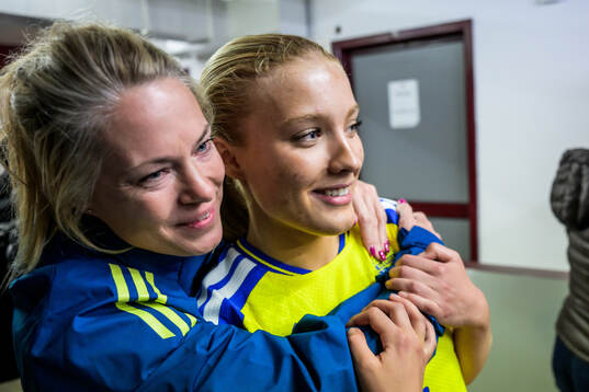 Assistant coach Johanna Almgren and Smilla Holmberg  of