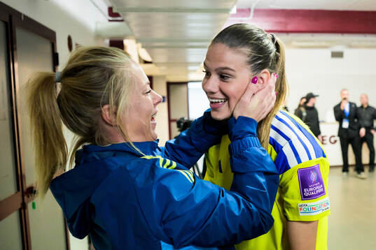 Assistant coach Johanna Almgren and Bella Andersson of
