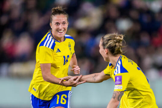 Filippa Angeldahl celebrates with Julia Zigiotti Olme of