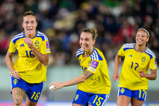 Filippa Angeldahl celebrates with Julia Zigiotti Olme and