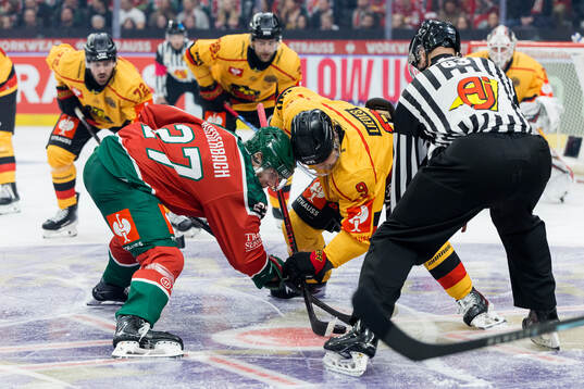 Theodor Niederbach of Frölunda and Heikki Liedes  of Luleå
