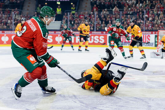 Samuel Johannesson of Frölunda and Isac Hedqvist of Luleå