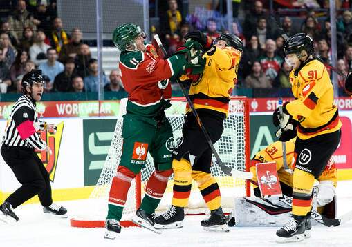 Max Lindholm of Frölunda and Erik Gustafsson of Luleå