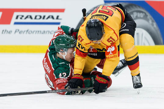 Tom Nilsson of Frölunda and Markus Nurmi of Luleå