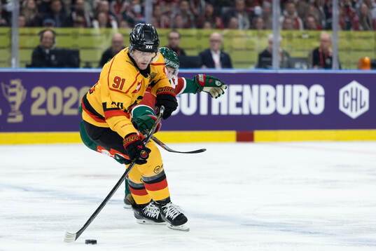 Brian O'Neill of Luleå and Noah Hasa of Frölunda