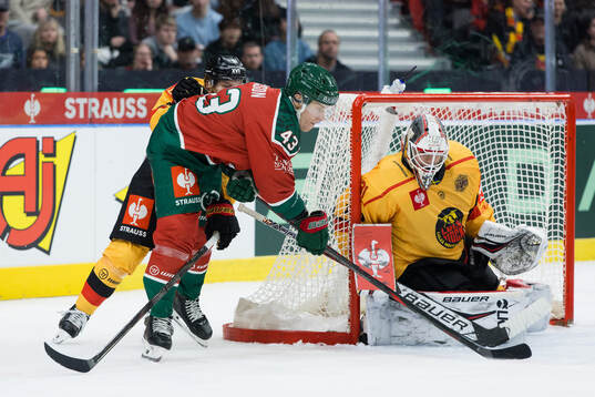 Tom Nilsson of Frölunda and goaltender Matteus Ward of