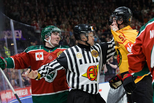 Max Lindholm of Frölunda and Markus Nurmi of Luleå