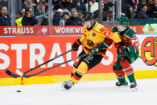 Otto Leskinen of Luleå and Nicklas Lasu of Frölunda