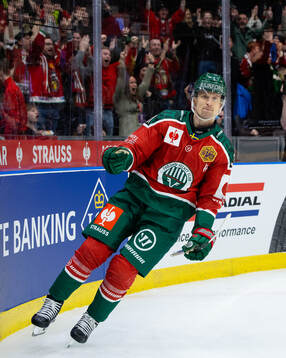 Nicklas Lasu of Frölunda celebrates