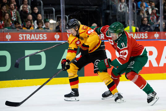 Oskari Laaksonen of Luleå and Max Lindholm of Frölunda