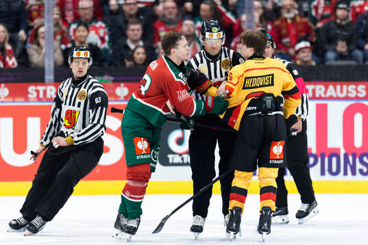 Tom Nilsson of Frölunda and Isac Hedqvist of Luleå
