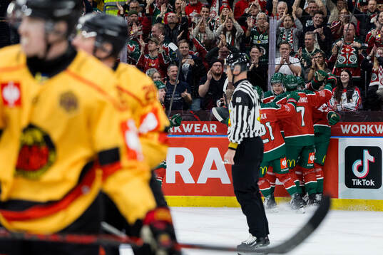Players of Frölunda celebrates the 2-1 goal by Jacob