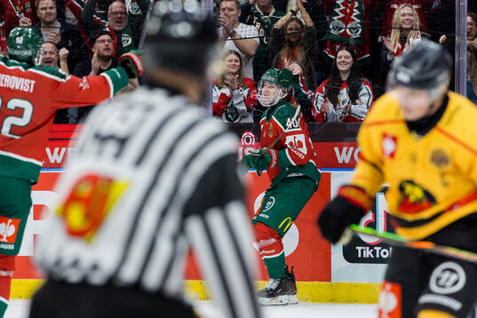 Jacob Peterson of Frölunda celebrates the 2-1 goal