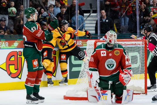Otto Leskinen of Luleå celebrates the 2-2 goal