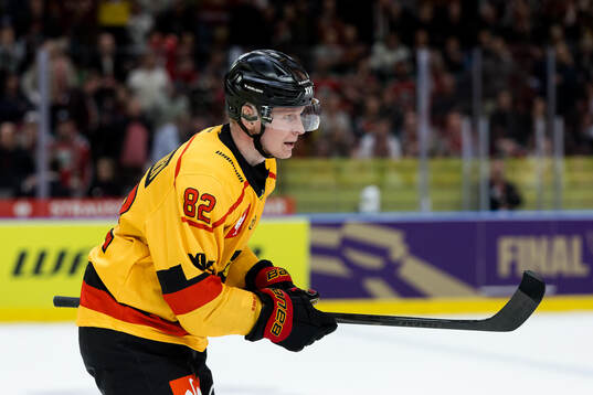Otto Leskinen of Luleå celebrates the 2-2 goal
