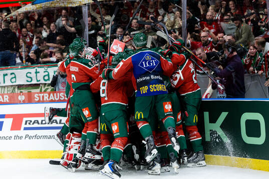 Players of Frölunda celebrate