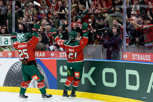 Arttu Ruotsalainen and Jere Innala of Frölunda celebrate