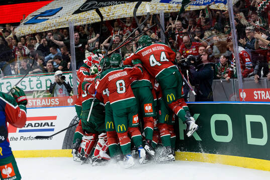 Players of Frölunda celebrate