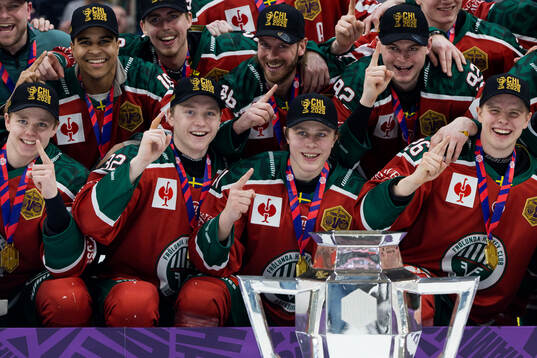 Noah Hasa and Ivar Stenberg of Frölunda celebrate with the