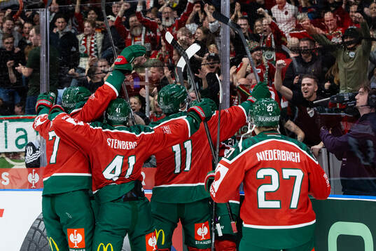 Players of Frölunda celebrate