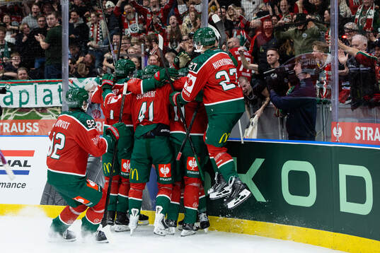 Players of Frölunda celebrate