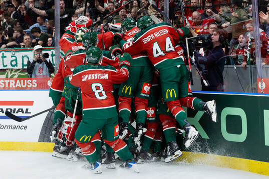 Players of Frölunda celebrate
