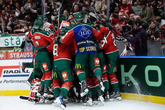 Players of Frölunda celebrate