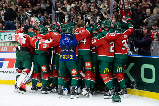 Players of Frölunda celebrate
