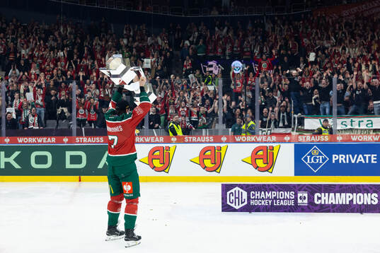 Henrik Tömmernes of Frölunda celebrates with the trophy