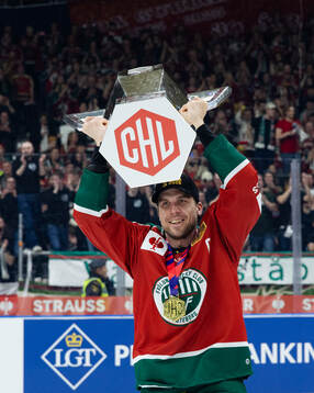 Henrik Tömmernes of Frölunda celebrates with the trophy