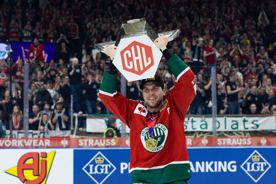 Henrik Tömmernes of Frölunda celebrates with the trophy
