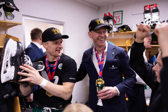 Nicklas Lasu and coach Robert Ohlsson of Frölunda celebrate