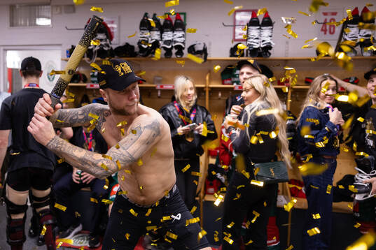 Christian Folin of Frölunda celebrate