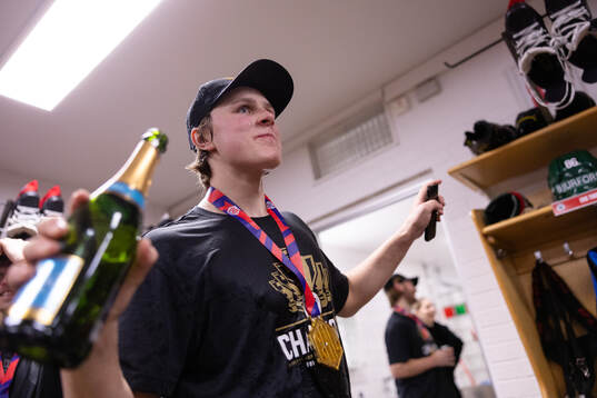 Ivar Stenberg of Frölunda celebrate