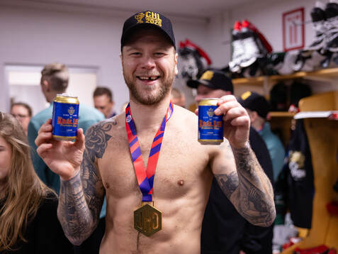 Christian Folin of Frölunda celebrate