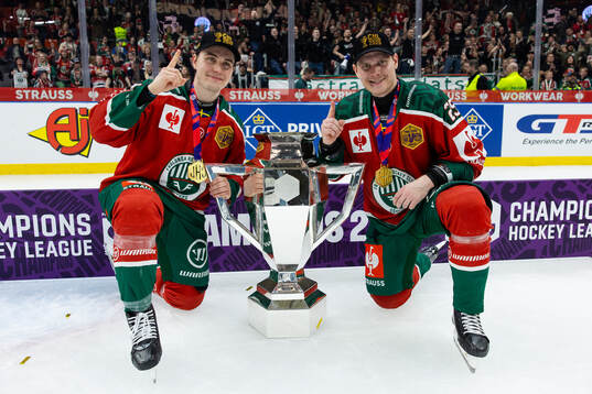 Jere Innala and Arttu Ruotsalainen of Frölunda  celebrate