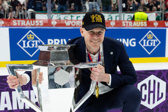 Coach Robert Ohlsson of Frölunda celebrate with the trophy