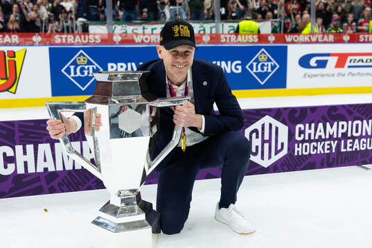 Coach Robert Ohlsson of Frölunda celebrate with the trophy