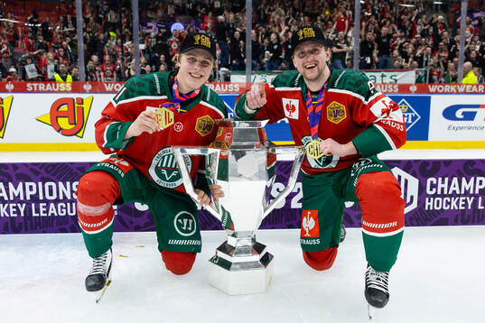 Ivar Stenberg and Linus Weissbach of Frölunda celebrate