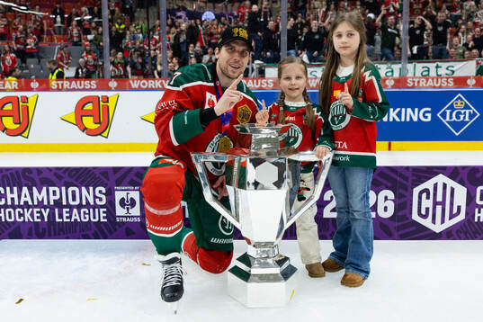 Henrik Tömmernes of Frölunda and his kids celebrate with