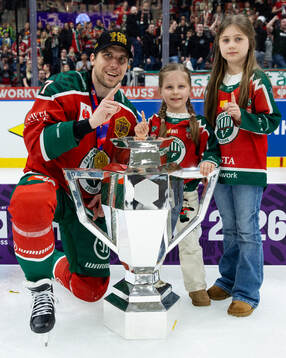 Henrik Tömmernes of Frölunda and his kids celebrate with