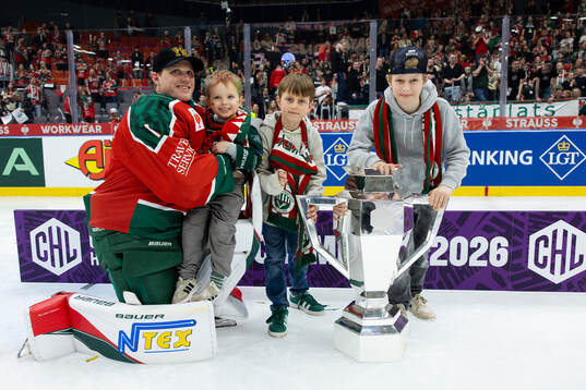 Goaltender Lars Johansson of Frölunda and his kids