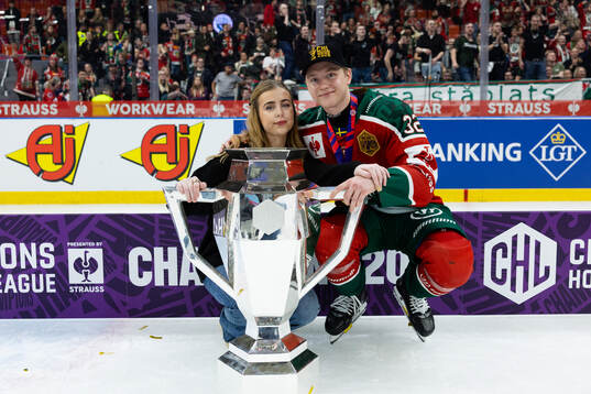 Noah Hasa of Frölunda and his girlfriend celebrate with